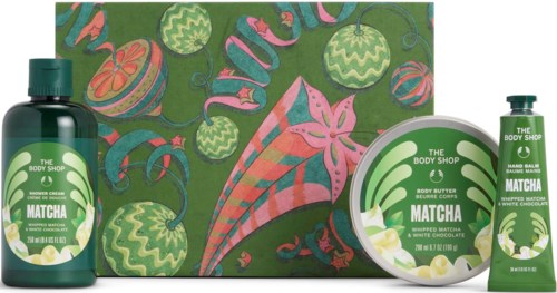 Tre produkter från The Body Shop med gröna etiketter: body butter, handkräm och duschgell, placerade framför en färgglad bakgrund.