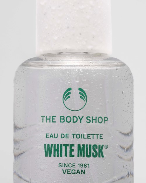 The Body Shop White Musk Eau de Toilette pullossa kirkas neste ja valkoinen korkki, logo ja teksti etupuolella.