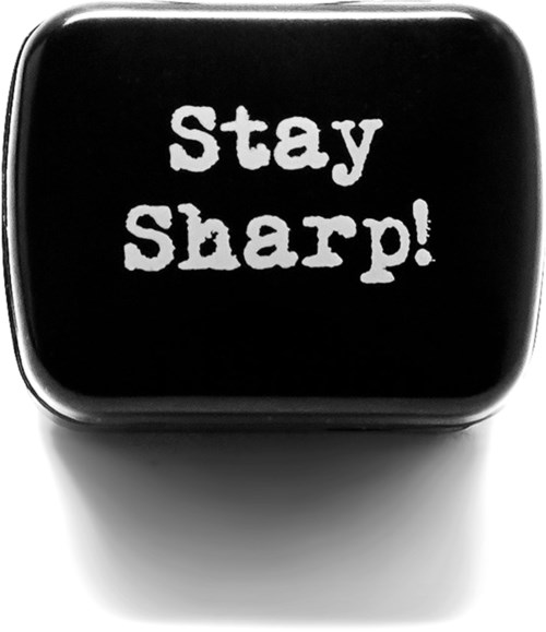 Ett svart föremål med vit text som säger 'Stay Sharp!'. Det ser ut som en liten behållare eller apparat.
