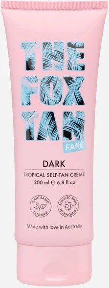 Rosa tube med selvbruningskrem med blå tekst som sier "The Fox Lane Fake Dark" for brunfarging. Laget i Australia.