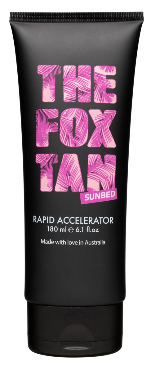 En svart tub med rosa och lila text som säger 'THE FOX TAN' och 'SUNBED'. Den annonserar en snabbverkande lotion från Australien.