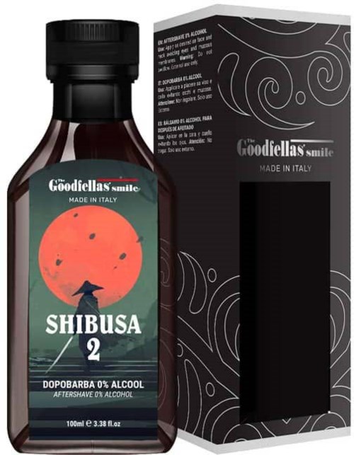 Eine kleine dunkle Flasche mit einem Etikett, das einen roten Mond, einen Regenschirm und die Worte 'Shibusa 2' zeigt.