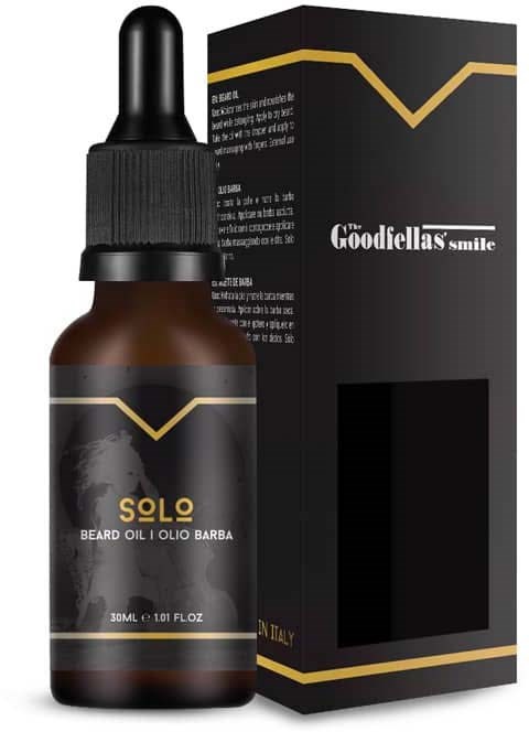 Kleine braune Flasche mit Tropferkopf beschriftet "SOLO Beard Oil" und eine schwarze Packung mit goldenen Akzenten.
