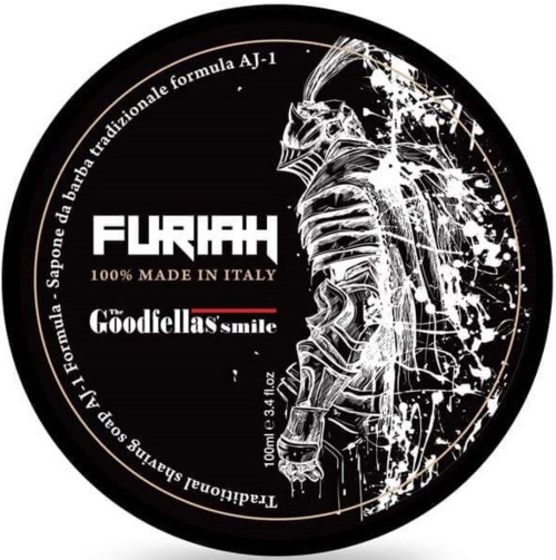 Das Bild zeigt ein schwarzes rundes Etikett mit weißen und roten Texten sowie einer Skizze eines Ritters in Rüstung.