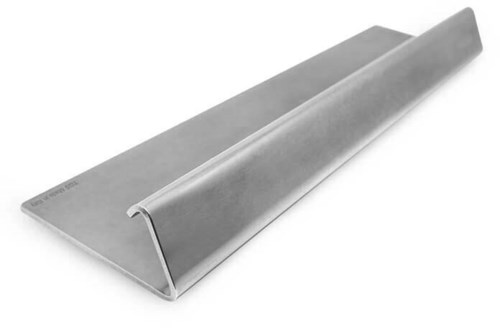 Ett metallverktyg med en platt bred blad och ett böjt, tunt handtag som används för skrapning eller jämn fördelning.