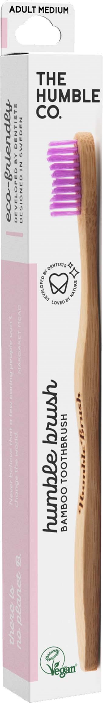 En bambustandbørste i hvid og brun med pink børster, mærket 'The Humble Co.' og 'Adult Medium.'
