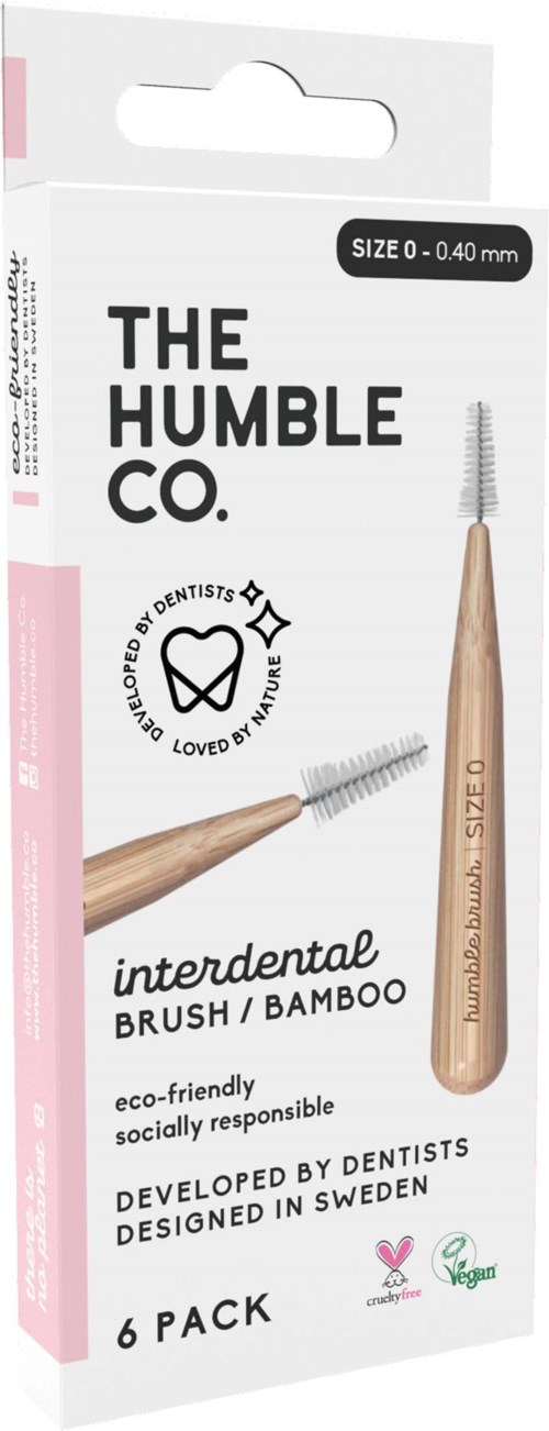 En æske med seks bambus interdentalbørster med små metaltrådstipper til tandrensning.