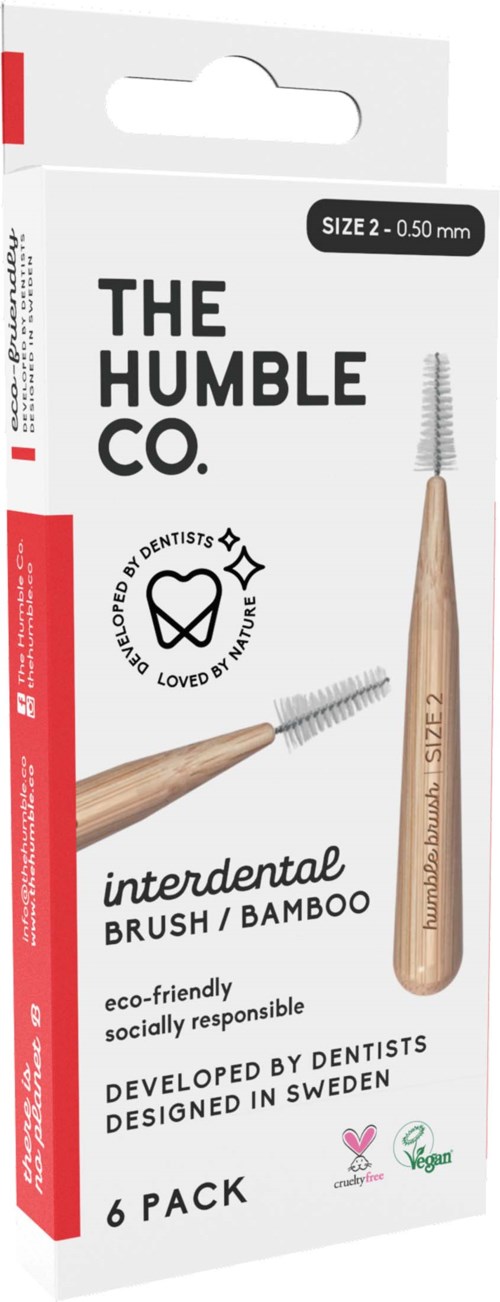 Een pakket met zes bambu interdentaalborstels met metalen draden voor het reinigen tussen tanden, milieuvriendelijk en sociaal verantwoord.