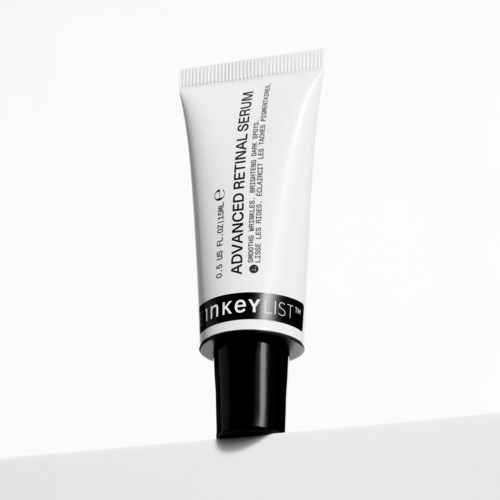 En tube med hudpleieprodukt kalt 'Advanced Retinal Serum' med svart og hvitt design, står på en flat overflate.