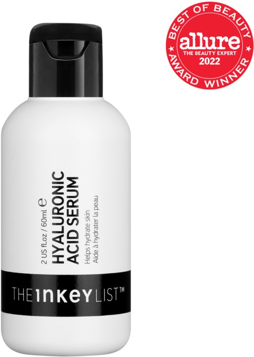 Fles met een pomp gelabeld hyaluronzuurserum en een rood badge met best of beauty 2022.