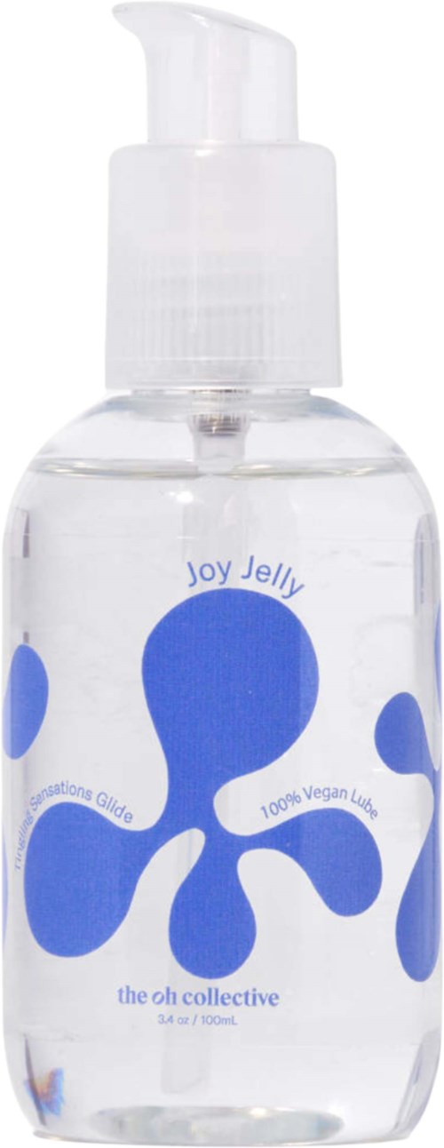 En tydlig flaska med blå abstrakta former och text, märkt 'Joy Jelly' och 'the oh collective,' fylld med klart vätska.