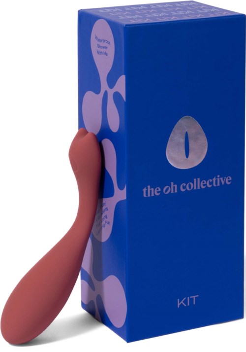 En hand håller ett litet, rosa föremål bredvid en blå box märkt "the oh collective KIT."