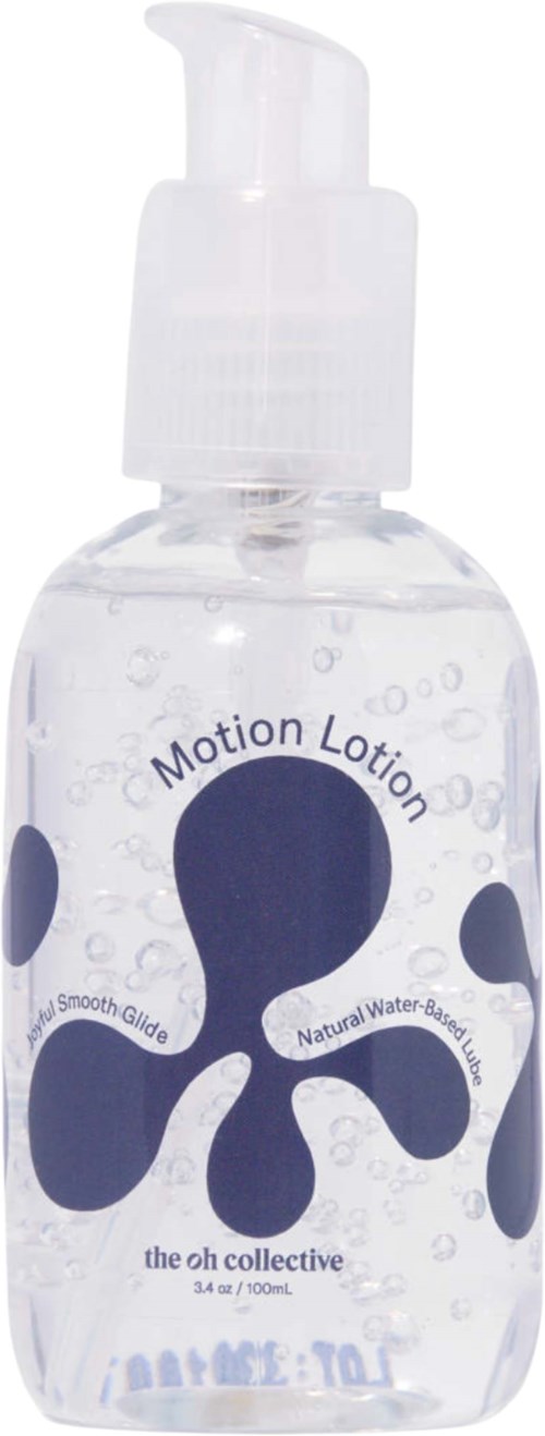 En tydlig pumpflaska med blå abstrakta former och texten 'Motion Lotion' och 'the oh collective' inuti.