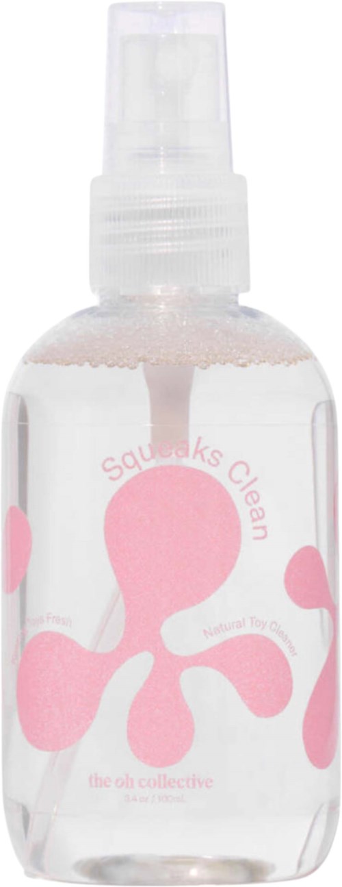 En klar sprayflaska med en rosa och vit abstrakt design på.