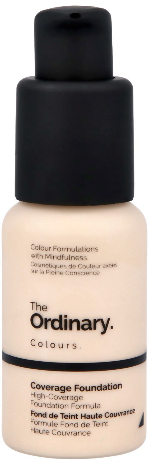 En beige flaska med The Ordinary foundation med svart lock och pump. Den nämner hög täckning och medveten färgformulering.