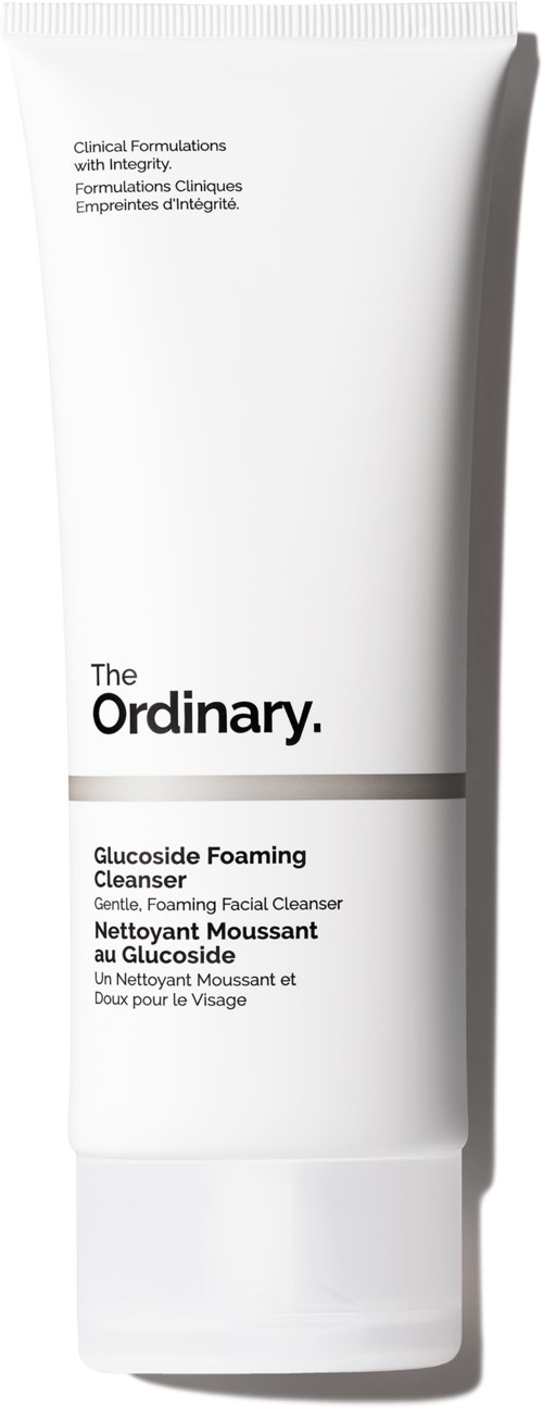 En vit tub för ansiktsrengöring märkt "The Ordinary Glucoside Foaming Cleanser" med minimalistisk text och design.