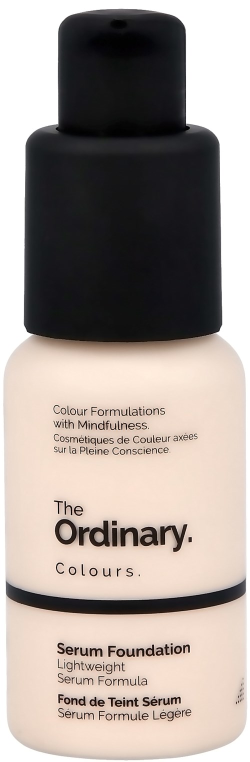 En beige flask av foundation med svart lock och pump, märkt "The Ordinary Colours Serum Foundation."