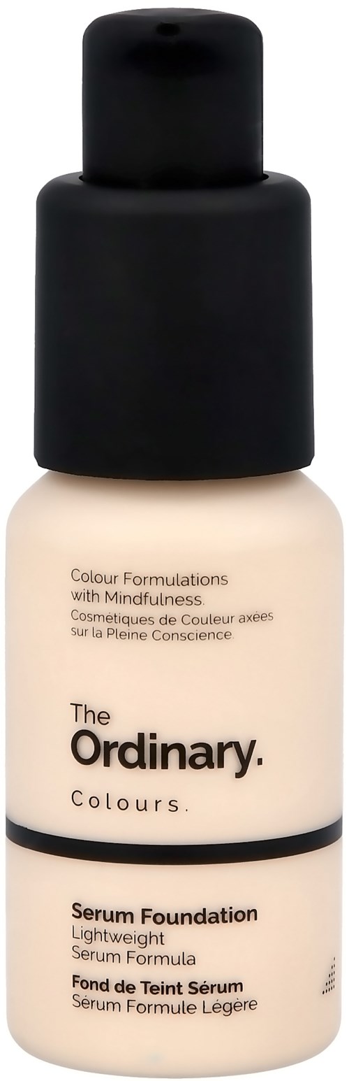 En liten flaska med flytande foundation med svart lock, märkt "The Ordinary" och "Serum Foundation".