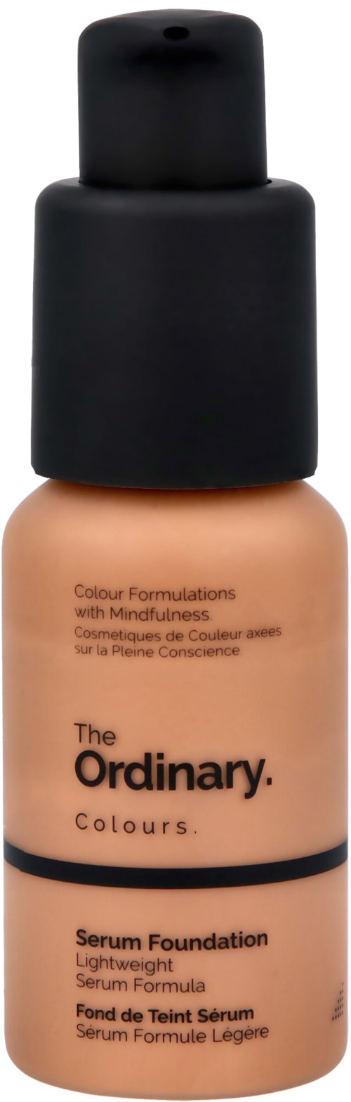 En beige flaska med svart kork och etikett, innehåller serumfoundation för huden, från märket The Ordinary.