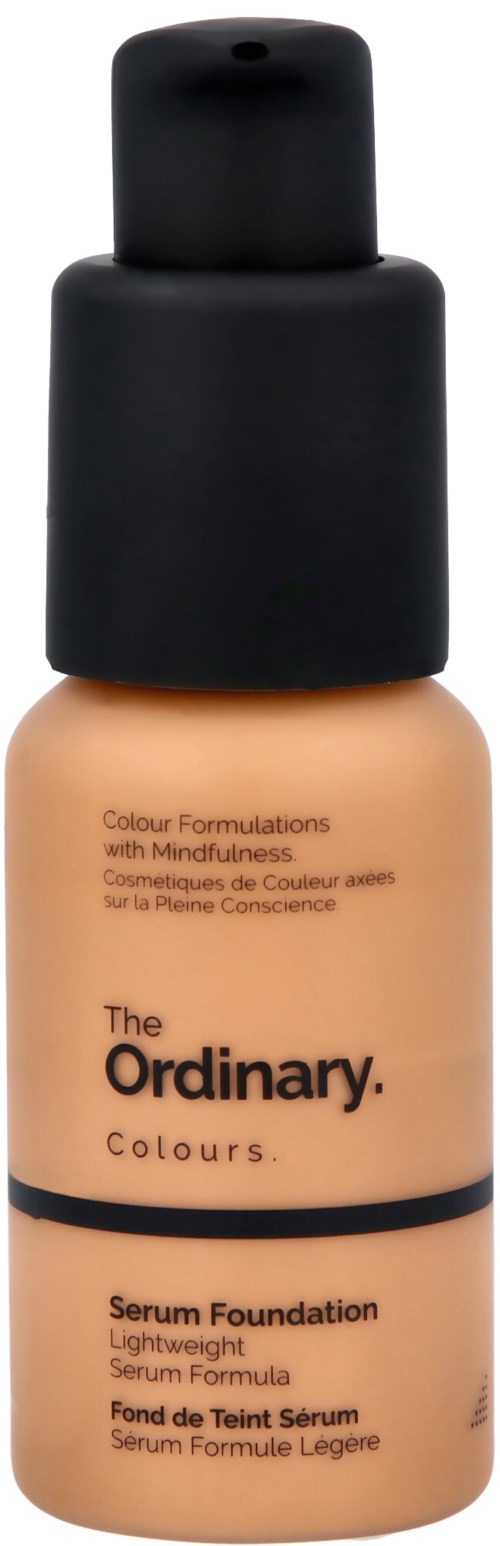 En beige flaska med svart lock och pump, märkt som The Ordinary serum foundation för huden.