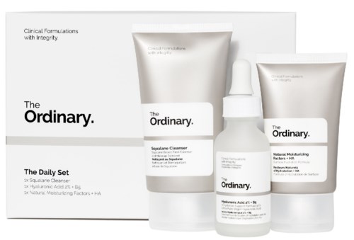 Ett hudvårdsset med rengöringsmedel, återfuktare och droppflaska, allt märkt som The Ordinary.