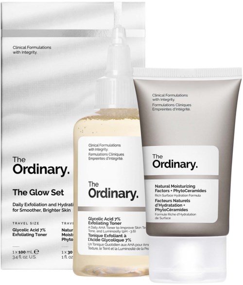 Tre hudvårdsprodukter från The Ordinary: exfolierande toner, fuktgivande kräm och ett förpackning. Alla har vit förpackning med enkla etiketter.
