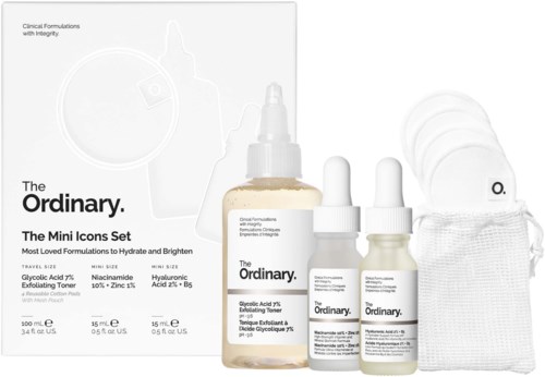 Zestaw produktów do pielęgnacji skóry zawierający tonik, serum, mini ikony i waciki do rozświetlenia i nawilżenia.