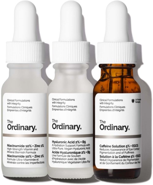 Drei kleine Flaschen mit Tropfenzubehör, enthalten Hautpflegeprodukte von The Ordinary, mit unterschiedlichen Etiketten und Inhaltsstoffen.
