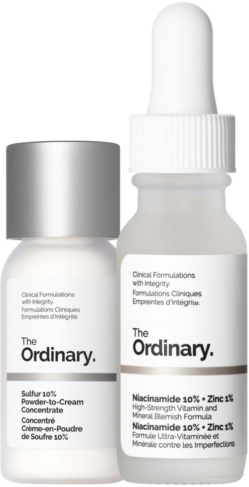 Två vita flaskor med hudvårdsprodukter från The Ordinary, en med pipett och en med skruvkork.