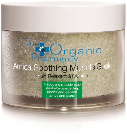 Ett glas med Arnica Soothing Muscle Soak, avsett för avslappning efter aktiviteter, med grön etikett som lyfter fram dess fördelar.
