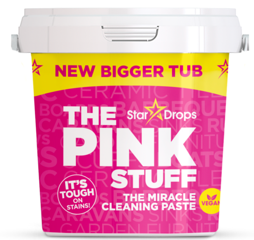 Etikett på en rosa og gul beholder for rengjøringspasta kalt The Pink Stuff, med informasjon om at den er vegansk og at det er en større beholder.