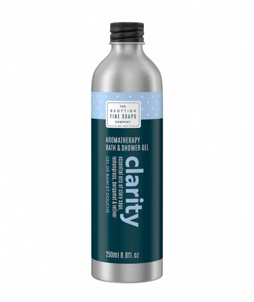 En silverflaska med bad- och duschgel med blå etikett, märkt 'clarity', från Scottish Fine Soaps Company.