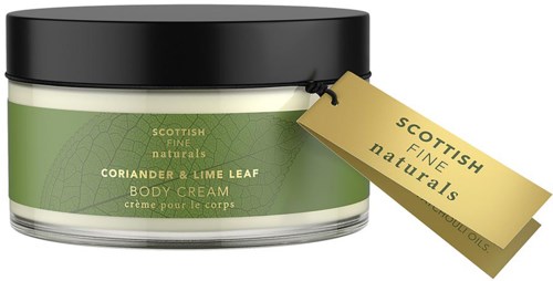 Zielony i biały słoik kremu do ciała z czarną pokrywką, oznaczony jako Scottish fine naturals, kolendra i liść limonki.