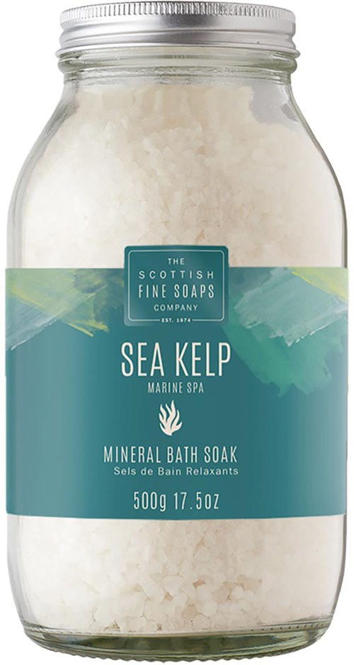 Słoik z białą solą morską, oznaczony jako 'Sea Kelp Mineral Bath Soak'.