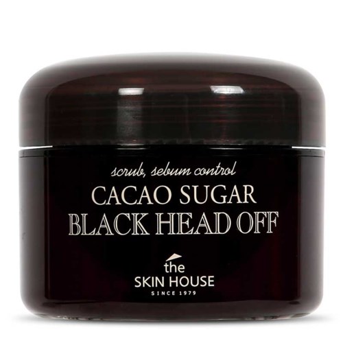 En svart burk med vit text som säger att den kontrollerar olja och sebum, och är för svarta pormaskar. Den är från The Skin House.