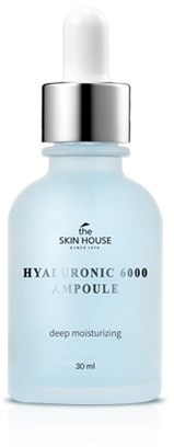 En ljusblå pipettflaska märkt 'The Skin House' med silverlock, innehållande återfuktande serum.