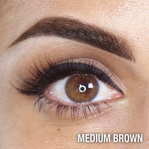 Nærbillede af et brunt øje med makeup, inklusive eyeliner og mascara, mærket "Medium Brown."