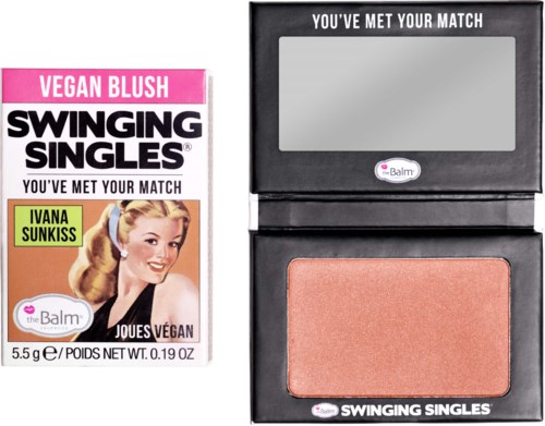 Vegan blush-produkt med spejl, blush og emballage med en retro kvinde og tekst. Maks 20 ord.