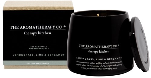 Czarny słoik z świecą i opakowanie z białym tekstem, oznaczone 'Lemongrass, Lime & Bergamot' od The Aromatherapy Co.
