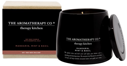 Ett svart ljusglas och en matchande box från Therapy Kitchen, med en enkel etikett om ett doftljus.