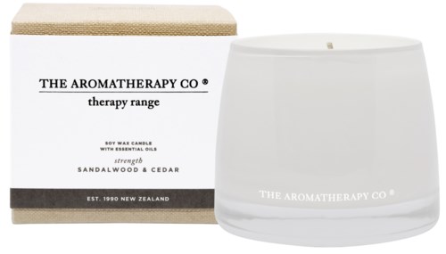 En vit doftljus med en box märkt 'The Aromatherapy Co' och 'therapy range' med doft av sandelträ och cederträ.