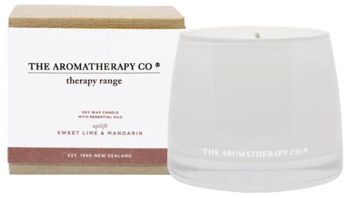 Biały świeczka o zapachu limonki i mandarynki, od The Aromatherapy Co, z opakowaniem.