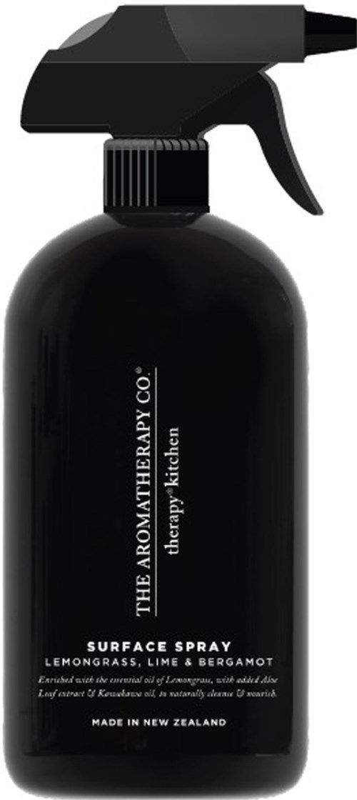 Czarna butelka ze spryskiwaczem z białym tekstem, oznaczona jako Aromatherapy Co. spray powierzchniowy z trawą cytrynową, limonką i bergamotą.