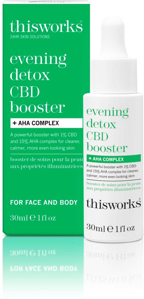 En grønn eske og hvit flaske med krem for ansikt og kropp, merket 'evening detox CBD booster' med AHA-kompleks.