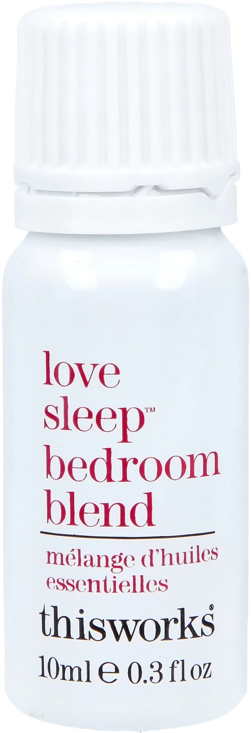 Kleine weiße Flasche mit roten und schwarzen Text, beschriftet 'love sleep bedroom blend.' Enthält ätherische Öle, 10 ml.