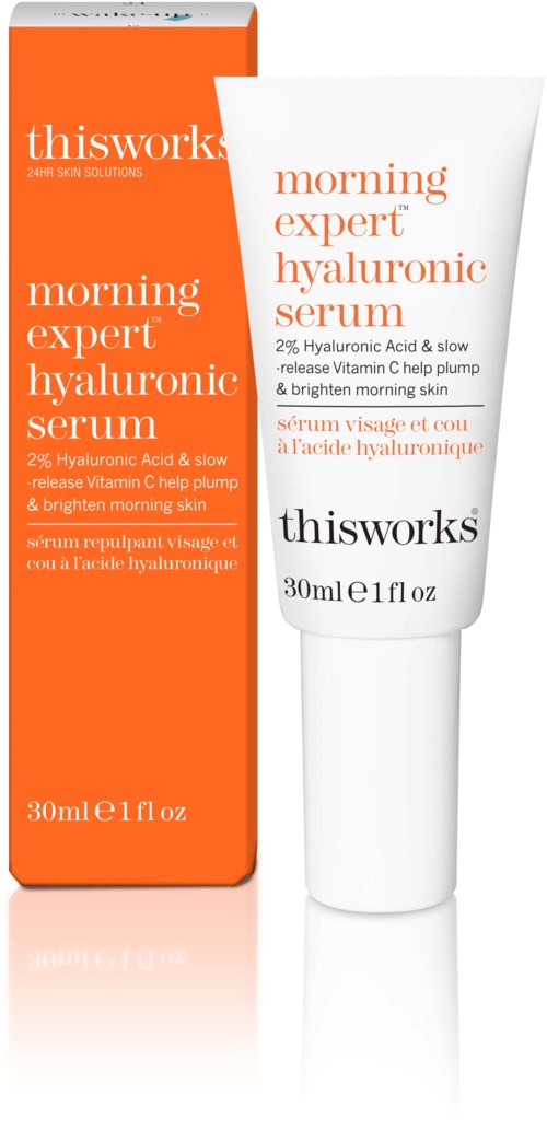 En vit tub och orange låda visar thisworks morning expert hyaluronsyra serum, 30 ml, för att ljusa och fylla huden.