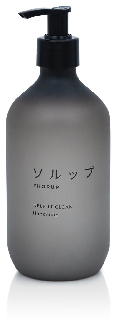 Graue Seifenspenderflasche mit japanischen Zeichen und englischem Text, 'Keep it clean Handsoap'.