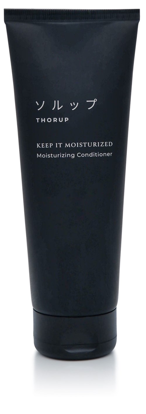 En svart tube med fuktighetskrem med japanske tegn og engelsk tekst som sier "Keep it moisturized."