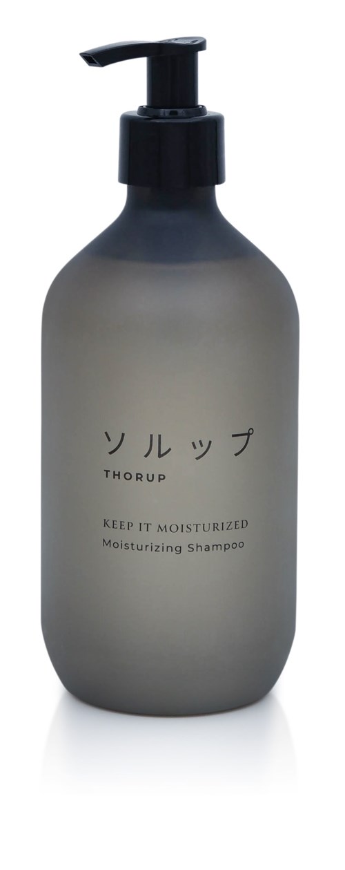 Eine graue Flasche mit Pumpkopf, beschriftet mit japanischen Zeichen und englischen Worten für feuchtigkeitsspendendes Shampoo.