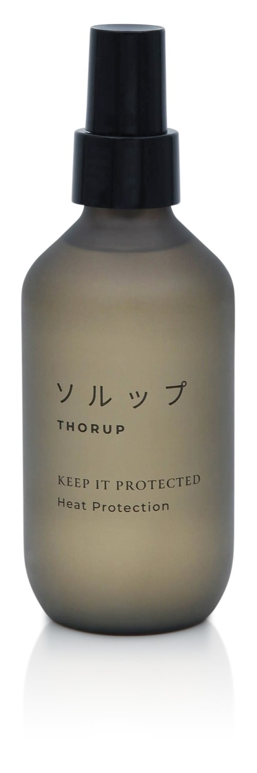 Glänzende graue Sprühflasche mit schwarzem Verschluss, beschriftet auf Japanisch und Englisch, erwähnt Hitzeschutz.